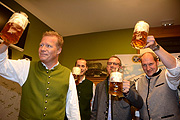 Prost mit dem neuen Hacker-Pschorr Wiesnbier 2015 (©Foto: Ingrid Grossmann)